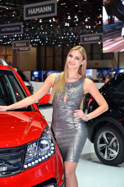 Ob sich diese junge Dame bei der Wahl ihres Kleids mit dem Scheinwerfer abgestimmt hat? Passt jedenfalls gut zueinander. (Mauritz / »kfz-betrieb«)
