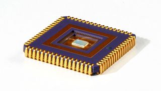 Was man hier sieht, heißt Senna. Es handelt sich dabei um einen neuromorphen KI-Chip, der die Arbeit von künstlichen neuronalen Netzwerken beschleunigt. Entwickelt haben ihn Experten vom Fraunhofer-Institut für Integrierte Schaltungen (IIS) aus Erlangen. Hier mehr Infos ... (Bild: Fraunhofer-IIS)