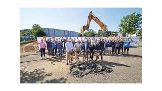 Von links nach rechts: Axel Deck (Geschäftsbereichsleiter Freyler Industriebau Standort Nord-Baden), Peter Boch (Oberbürgermeister der Stadt Pforzheim), Bernd Glauner (Geschäftsführender Gesellschafter der Ferd. Haecker GmbH & Co. KG), Michaela Erdmann (Prokuristin der Ferd. Haecker GmbH & Co. KG), Armin Fiess | Architekt | Scailab Stuttgart).  (Bild: Tilo Keller)