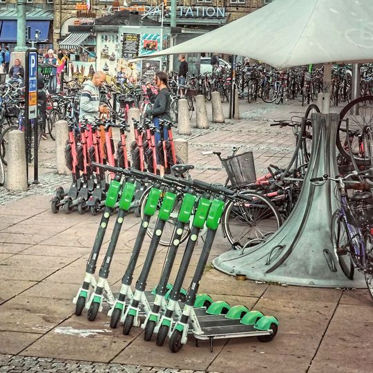 E-Sccoter haben sich in vielen deutschen Städten verbreitet. Zur gewünschten Verkehrswende tragen sie aber kaum bei.(Bild:  gemeinfrei /  Pixabay)