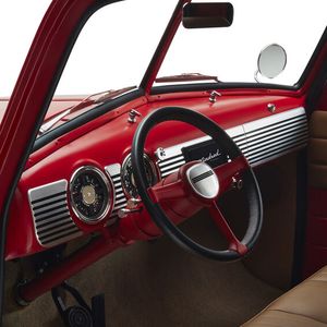 Der spartanische Innenraum des Chevy 3100 ist modern eingerichtet.(Bild:  Kindred Motorworks)