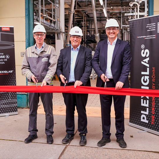 Offizielle Inbetriebnahme der neuen Anlage für Plexiglas-Formmassen in Worms durch Robert Weber, Leiter des Röhm Standortes Worms, Hans-Peter Hauck, COO von Röhm, und Siamak Djafarian, Leiter des Geschäftsbereichs Molding Compounds von Röhm (v.l.).(Bild:  Röhm)