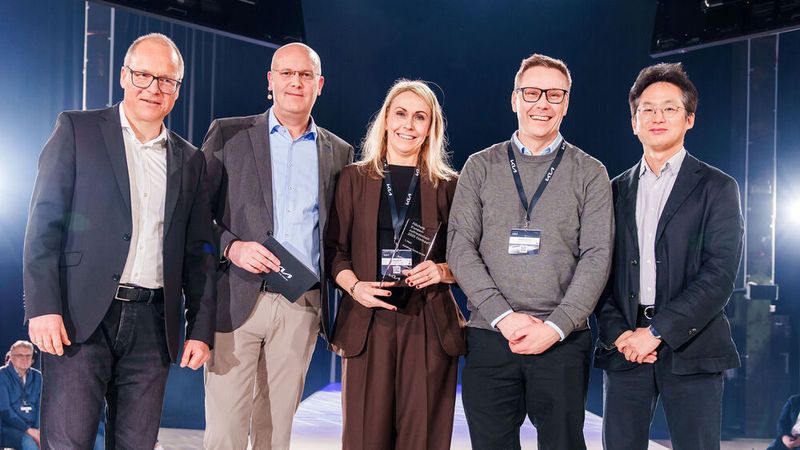 Gewinner des Sales Satisfaction Awards wurde das Autohaus Grund. Auf dem Bild (v. l.) Volkmar Junge, Director Channel Kia Deutschland, Thomas Djuren, Geschäftsführer Kia Deutschland, Saskia Grund und Sebastian Grund, Geschäftsführer Autohaus Grund GmbH, und Chinho Hwang, Präsident Kia Deutschland. (Bild: Kia/Udo Geisler)