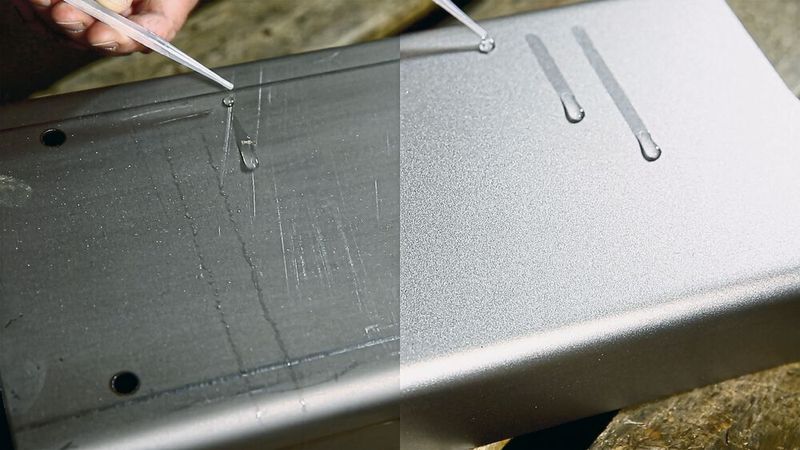 Links: Wasser perlt von einer fettigen, unbehandelten Oberfläche ab. Rechts: Wasser benetzt eine sauber gestrahlte Oberfläche. (Bild: Eggersmann)