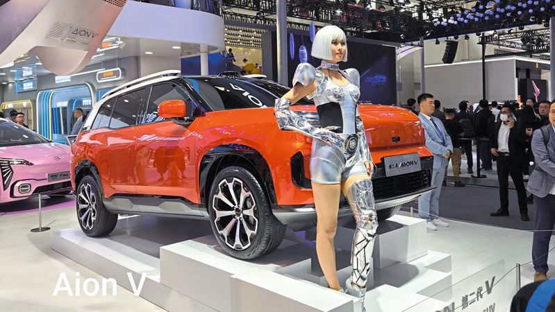 Aur der Automesse in Peking geht es zu wie einst auf der IAA in den 1990er Jahren: Hochglanzfahrzeuge und Hostessen-gestütztes Schaulaufen. Im Bild ein Modell der GAC-Tochter Aion, die ebenfalls nach Europa will.(Bild:  SP-X/Mario Hommen)