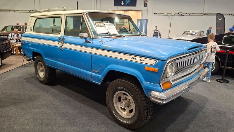 Ein bisschen mehr, 24.750 Euro um genau zu sein, wurden für diesen Jeep Cherokee von 1978 fällig. In treibt ein frisch überholter Reihensechszylinder mit übersichtlichen 133 PS an. (Bild: Dominsky – VCG)