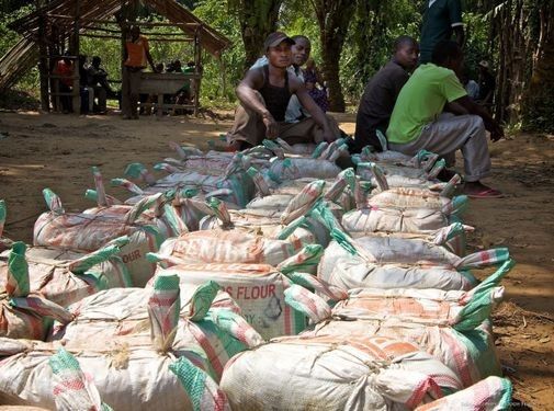 Njungala, nördliche Kivu-Provinz: Das abgebaute Zinnerz wird in Säcken abgepackt und wartet auf den Versand. (Bild: Sasha Lezhnev/Enough Project)