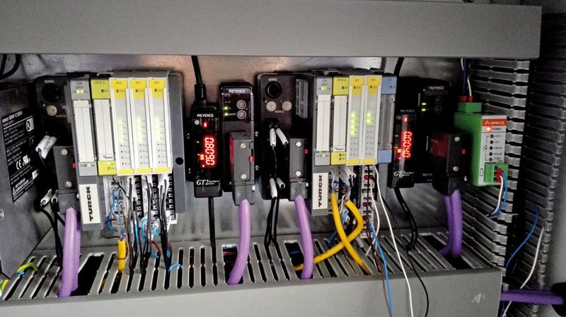 Besides hundreds of switching signals, two BL20 gateways also bring signals from RFID read/write heads and analog signals to the PLC. (Photo: Turck)