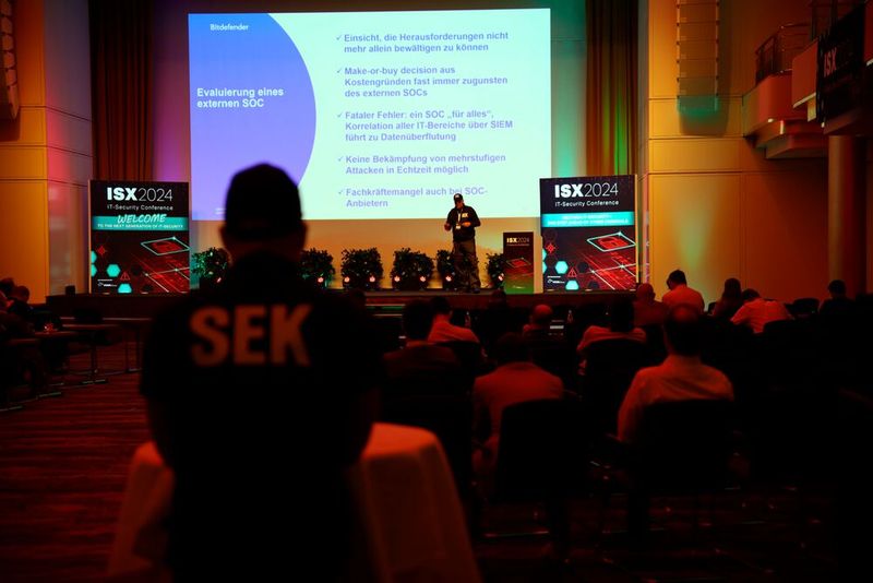 Nicht das SEK war vor Ort, sondern Bitdefender. Christardt Berger beschäftigte sich in seinem Vortrag mit den Vorteilen eines Managed SOC. (Bild: Vogel IT-Akademie)