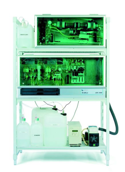 2	 Das Marga-System im Überblick: Die Box auf dem mittleren Gestellbrett enthält als Herzstück die Probenzuführung, die beiden Ionenchromatographen zur Anionen- und Kationenbestimmung sowie einen herausziehbaren Computer mit aufklappbarem Display. (Archiv: Vogel Business Media)