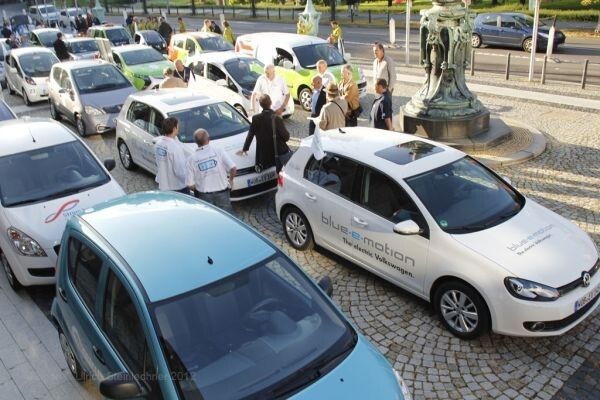 Bertha Benz Challenge 2012, 2. Tag: Präsentation der Fahrzeuge vor dem MannheimerSchloss am Vormittag (Ulrich Steinlechner)