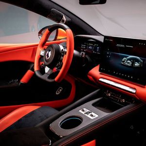 Statt einer futuristischen Lounge hat der Denza Z ein überraschend klassisches Sportwagen-Cockpit.(Bild:  Denza)
