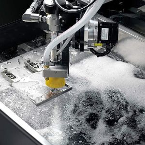 Bild 2: In der ersten Bearbeitungsstufe werden mit der Wasserstrahlbearbeitung, die als Schruppbearbeitung dient, die Grobkonturen ausgeschnitten. Anschließend startet der Erodierprozess.