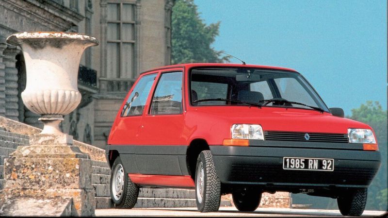 Nicht nur für den „Kampf“ in französischen Großstädten erhielt die zweite Generation des R5 neben den bekannten Stoßfängern aus Kunststoff auch breite Seitenleisten aus diesem Material. (Renault)