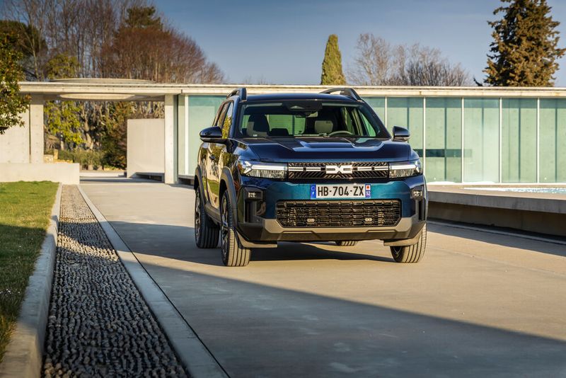 Die Lenkung arbeitet präzise, erteilt eine gute Rückmeldung, der Federungskomfort ist ausgewogen, das Handling direkt und der Wendekreis überraschend klein. (Bild: Dacia)