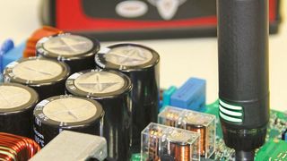 Prozesssicher lassen sich elektromechanische und elektronische Bauteile unter anderem für die Elektromobilität sowie die Luft- und Raumfahrt mit Kleinst-Elektroschraubern montieren, die mit statischen Drehmomentaufnehmern auf ihre Funktion und Genauigkeit geprüft sind. (Jonas Andersson / Desoutter)