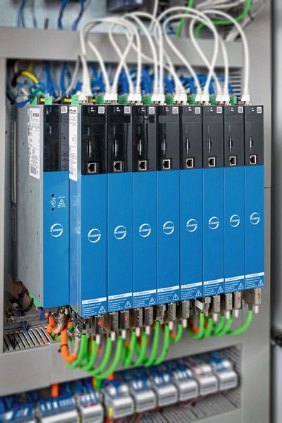 Um die unterschiedlichen Antriebe anzusteuern, lieferte Stöber die Baureihe SI6. Die 45 Millimeter schmalen, hochdynamischen Antriebsregler sind in Anreihtechnik konzipiert.  (Bild: STÖBER Antriebstechnik GmbH + Co. KG)