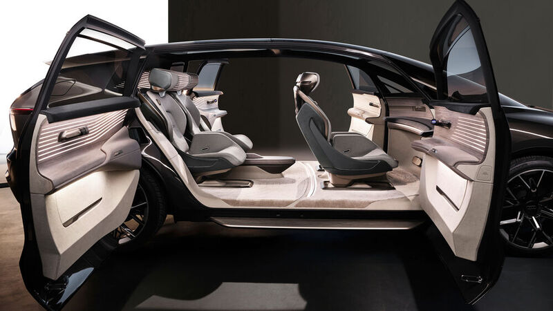 Das Fahrzeug bietet auf seiner beträchtlichen Grundfläche eine ungewöhnlich geräumige und bequeme Fahrgastzelle.  (Bild: Audi)