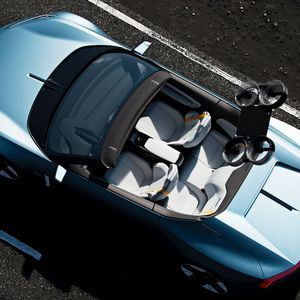 Eine Besonderheit des O2 ist eine kleine Drohne, welche das Fahrzeug bis zu einer Geschwindigkeit von 90 km/h filmen kann.(Bild:  Polestar)