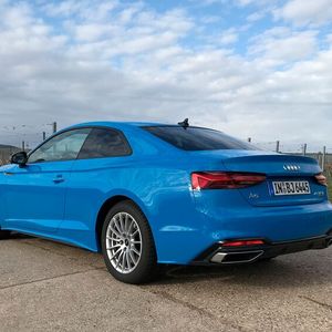 Selbst mit vergleichsweise kleinen 17-Zoll-Rädern sieht der A5 harmonisch aus. (Bild:  Rosenow/»kfz-betrieb«)