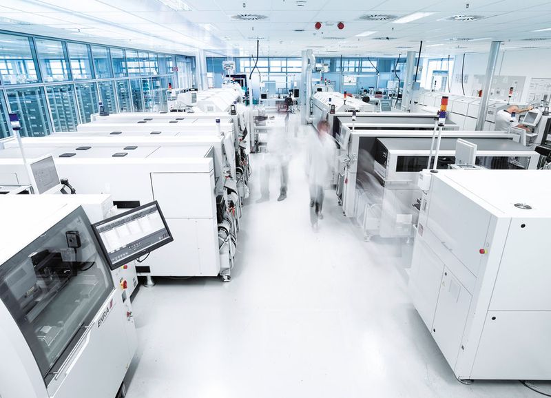 Blick in die Technologiefabrik von Festo in Scharnhausen: Leiterplatten werden mit Hilfe der Surface Mounted Technology (SMT) mit kleinsten elektronischen Bauteilen bestückt. (Bild: Festo)