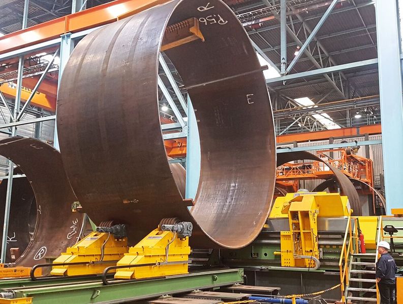 Mit der 55 Kilowatt-starken Graebener Längsnahtfräse, Typ GLF-O, lassen sich zylindrische und konische Schüsse mit bis zu 15.000 Millimetern Durchmesser und einer Wandstärke von bis zu 150 Millimetern bearbeiten. Gefräst wird überflur in 4-Uhr-Position.  (Bild: Ingersoll Werkzeuge GmbH)