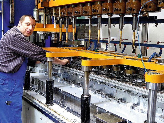 Die Stufenpresse bei Lueb & Schumacher besitzt insgesamt 18 Stufen, wobei die Hübe über Servoantriebe zwischen 160 und 420 mm verstellt werden können; die Werkzeuge sind einfach und leicht zu rüsten. (Bild: Kuhn)