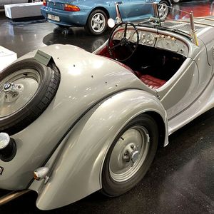 Auch das Fahrspaßkonzept der BMW 328 aus den 1930er Jahren inspirierte die Entwicklung des BMW Z3 (im Hintergrund). Beide Sportwagen zählen zu den Highlights im BMW-Museum in München.(Bild:  autodrom)