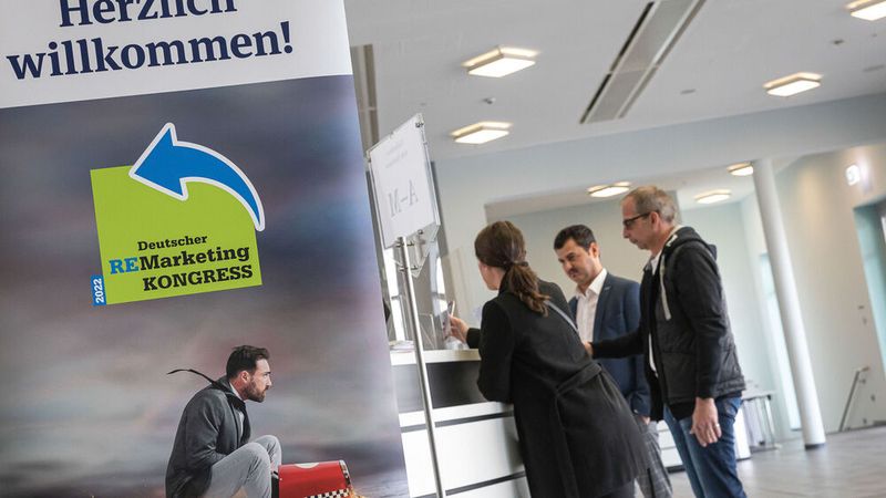 Am 27. April fand der Deutsche Remarketing Kongress 2022 in Würzburg statt. 250 Teilnehmer kamen zu dem Hybrid-Event der Medienmarke »Gebrauchtwagen Praxis« unter dem Motto „Brandheißes Wissen für Ihr Gebrauchtwagenbusiness“. (Bild: Stefan Bausewein)