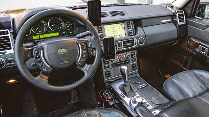 Es gibt wahrlich schlechtere Arbeitsplätze, auch mit bzw. hinter einem Lenkrad. (Bild: Presse, PR, Social Media)