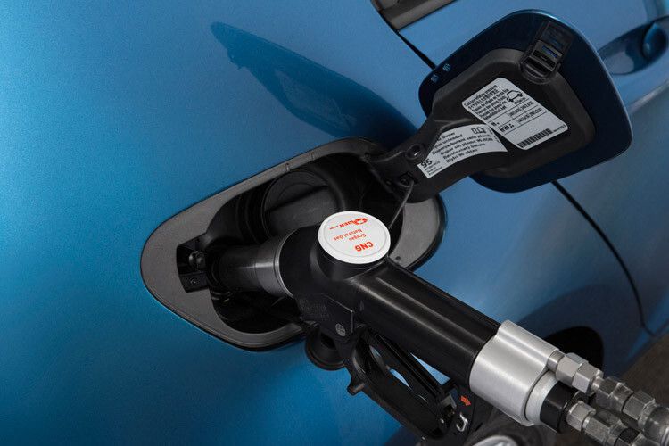 Unter der Tankklappe verbirgt sich auch der neben dem Benzineinfüllstutzen integrierte Erdgasanschluss. (Foto: Volkswagen)