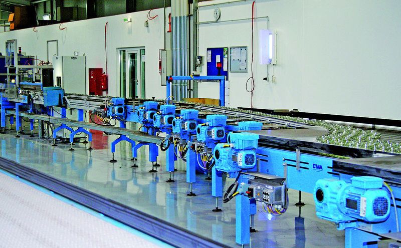 Bild 3: Auf der Förderanlage werden die Glasbehälter sortiert und an die Palettierung übergeben. Für den nötigen Vorschub sorgen dezentrale Getriebemotoren. Bild: SEW-Eurodrive (Archiv: Vogel Business Media)