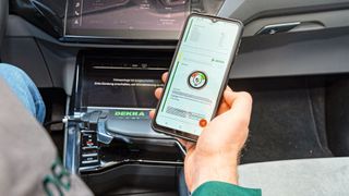 Die gewonnenen Daten werden mit den bereits gesammelten Daten für den gleichen Fahrzeugtyp verglichen; daraus wird der State of Health der Batterie berechnet. (Bild: Thomas Küppers)