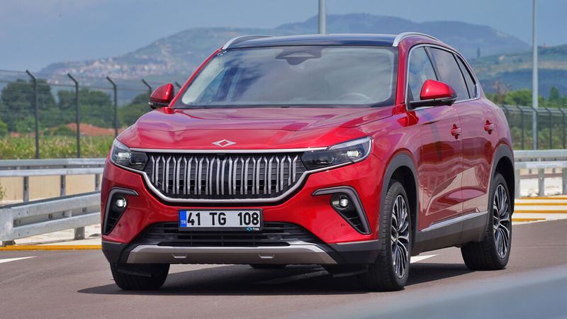 Zunächst einmal ist der 4,59 Meter lange SUV ein adrettes Bürschchen. (Bild: Andreas Conrad, FrontRowSociety.net)