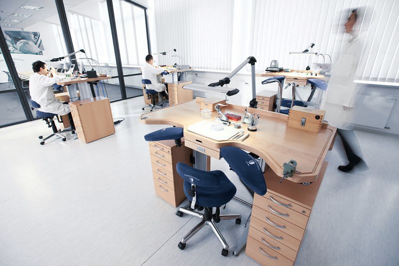 Die LED-Leuchte spart 30 % Energie im Vergleich zu den zuvor bei Junghans eingesetzten Leuchten mit Leuchtstofflampen-Technologie. (Bild: Waldmann)