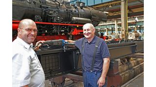 Peter Schneider (rechts), Schlossermeister in der Kesselschmiede des Dampflokwerks Meiningen, ist sich mit Michael Fritzsche, technischer Berater bei Trumpf, einig: Der neue Kantenfräser Trutool TKA 1500 erhöht die Produktivität bei der Schweißkantenvorbereitung deutlich.  (Bild: Trumpf / kk-PR)