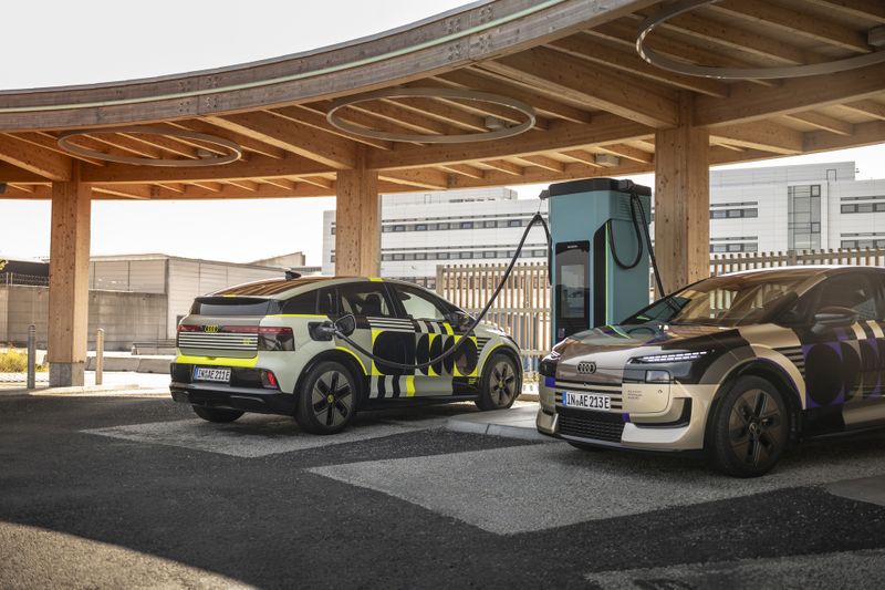 An Schnellladesäulen soll die flüssig gekühlte Batterie in 26 Minuten von 10 auf 80 Prozent geladen werden. (Bild: Audi AG)