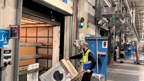 Im Warenausgang bei Hermes ist die Funktionsweise von Weassist ebenso einfach wie wirkungsvoll: Statt lautstark nach Hilfe zu rufen, können Mitarbeitende per Knopfdruck ein Signal auslösen.  (Bild: Werma)