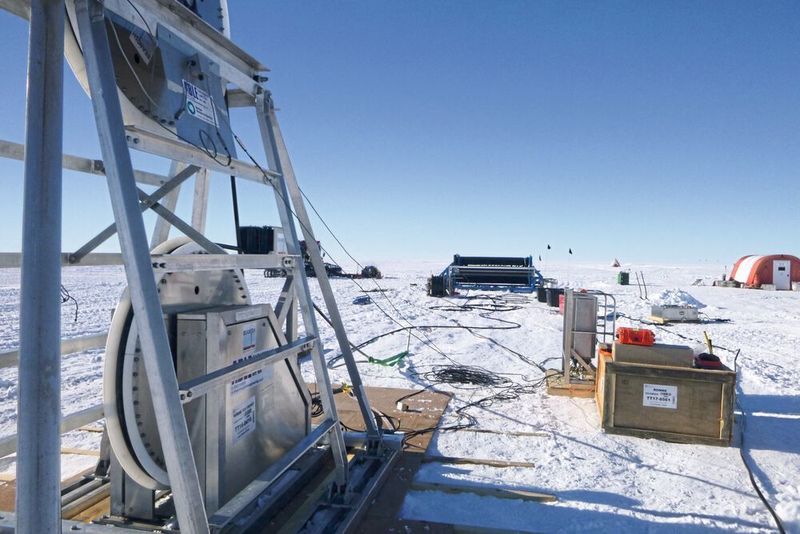 Der Meeresspiegel steigt schneller als gedacht. Die glazialen Bewegungen im Eis werden daher genauestens erforscht. Mit von der Partie: Uhing Technik aus Kiel. (Paul Anker / British Antarctic Survey )