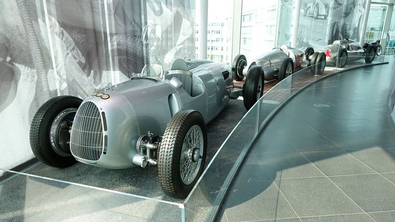 Die Auto-Union-Rennwagen (Grand-Prix-Wagen Typ A bis D) kamen zwischen 1934 und 1939 zum Einsatz. Die in Zwickau im Werk Horch der Chemnitzer Auto Union AG entwickelten Fahrzeuge basierten auf einem Rennwagenprojekt des Stuttgarter Konstruktionsbüros von Ferdinand Porsche. Sie gliedern sich in folgende vier Generationen:  Typ A (1934), Typ B (1935), Typ C (1936–1937) und Typ D 1939. Das Rennsport-Engagement brachte unter Hinzurechnung der 3-Liter-Formel folgenden Ertrag: Aus insgesamt 61 Rennen resultierten 24 Siege, 23 zweite und 17 dritte Plätze. Von 23 Bergrennen wurden 18 gewonnen, viermal gewann die Auto Union die Bergmeisterschaft, und 1934, 1936 und 1938 wurde die Deutsche Meisterschaft errungen. (Bild: Dominsky – VCG)