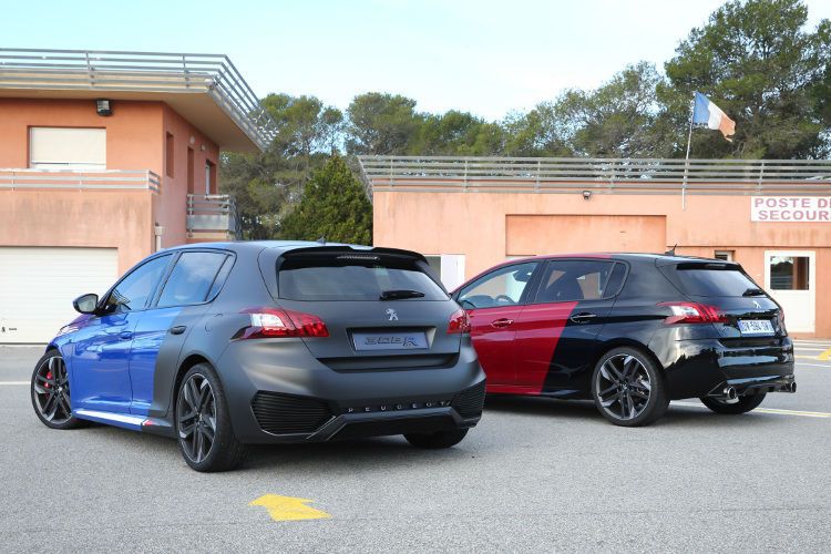 Der Peugeot 308 R-Hybrid (links) neben seinem zivilen Bruder. (Foto: Peugeot)