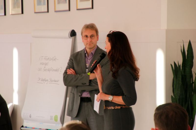 Was brauchen Unternehmen für ein innovatives und erfolgreiches soziales Betriebssystem? Erfahrungen sowie kreative Ideen wurden in der anschließenden Diskussion und den Roundtables…  (Bild: Vogel IT-Akademie)