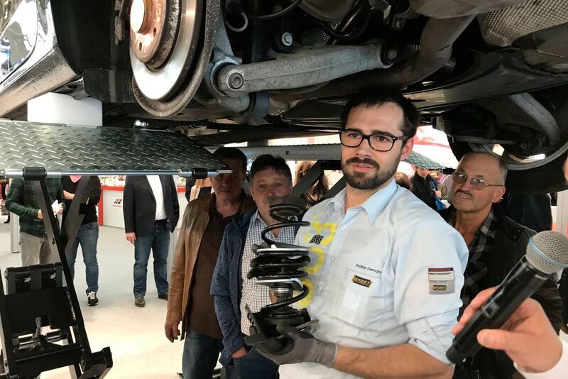 „Hinterachsfeder beim Audi A4 in sechs Minuten ausbauen“: Mit dem richtigen Spezialwerkzeug ist das kein Problem, bewies dieser Hazet-Mitarbeiter den zahlreichen Zuschauern im Technik-Center. (Holz / »kfz-betrieb«)