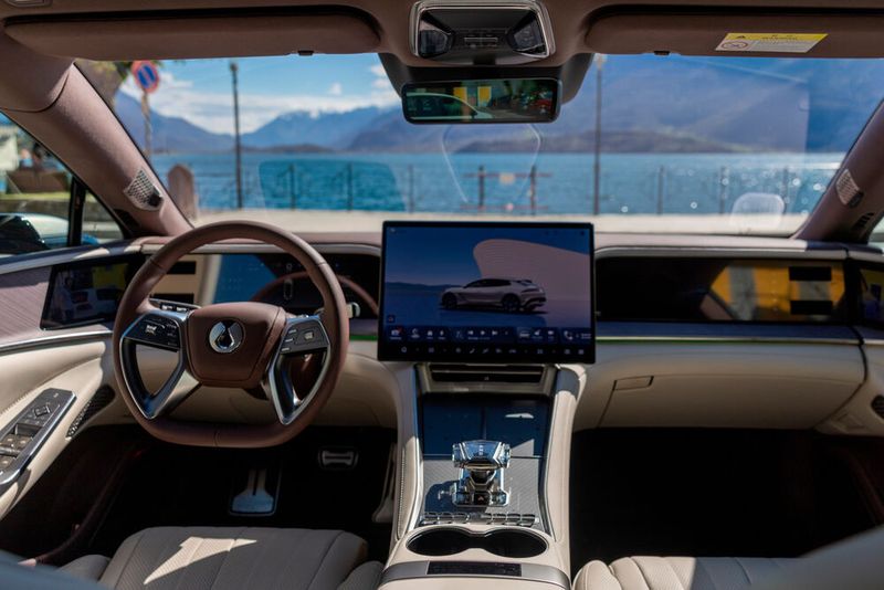 Innen versucht BYD, auf Augenhöhe mit der etablierten deutschen Konkurrenz zu gehen – mindestens. (Bild: Denza)