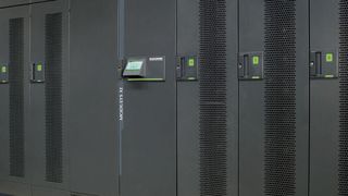 Die USV-Anlage „Modulys XL“ ist Teil der Produktreihe „Ultimate“, die Hersteller Socomec aus Blöcken zu jeweils 200 Kilowatt Leistung liefert und die bis zu 1.200 Kilowatt skalierbar sind.  (Socomec Critical Power)
