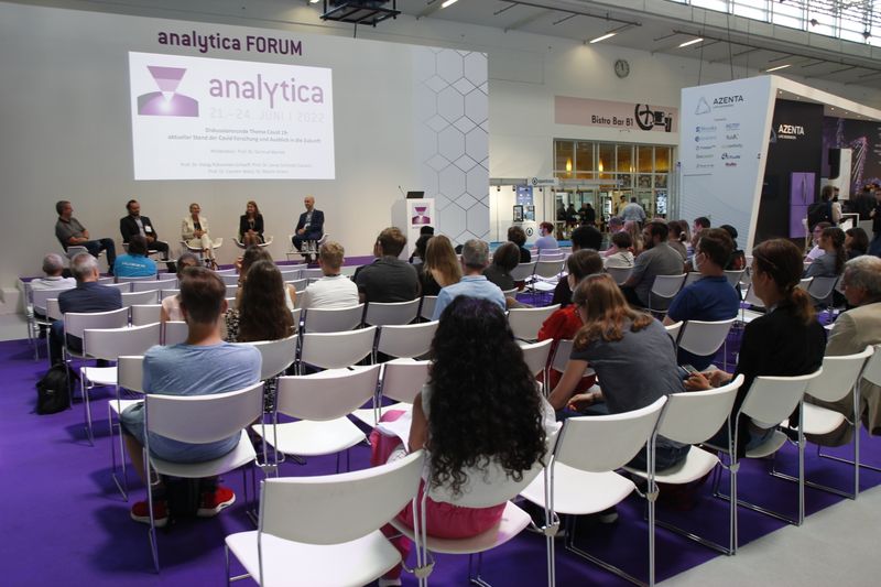 Wer sich über aktuelle Trends und Entwicklungen informieren wollte, für den bot sich auch das Analytica Forum an. Hier erklärten Aussteller ihre Produkte und gaben Tipps für den Laboralltag. (LABORPRAXIS, C. Lüttmann)