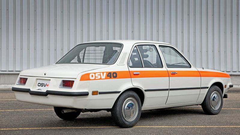 Vorläufer der paarweisen Zusatzbremsleuchten der Achtzigerjahre: Vier zusätzliche Leuchten hinter der Heckscheibe signalisieren Notbremsungen und dienen als Warnblinkleuchten. Ihre hohe Positionierung macht sie für die nachfolgenden Verkehrsteilnehmer besser sichtbar. (Bild: Opel)