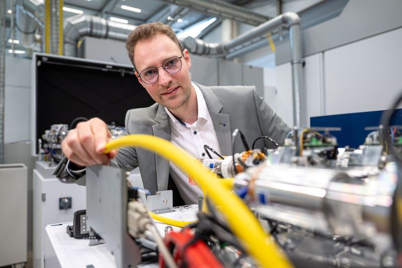 Anwender können den neuen Trufiber von Trumpf in vielen verschiedenen Leistungsklassen von 500 Watt bis 50 Kilowatt ordern und mit der kompletten Lasersystemtechnik von Trumpf kombinieren, wie Tom Rentschler, für die Baureihe verantwortlicher Produktmanager, erklärt.  (Bild: Trumpf)