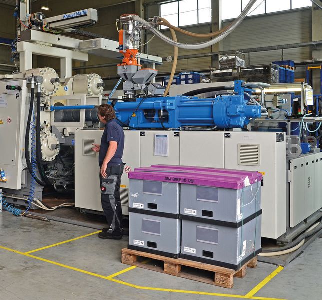 Die Dosiergeräte werden bei FKT nur auftragsabhängig genutzt. Deshalb sind auf allen Produktionsanlagen Adapter vorhanden, was die Investitionskosten deutlich reduziert. (Bild: Motan-Colortronic)