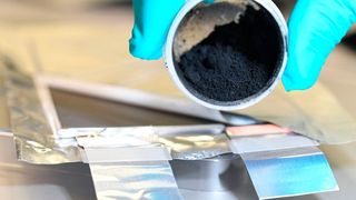 Wenn Lithium-Ionen-Batterien ihr Leben ausgehaucht haben, wurden sie bisher geschreddert, um an die verbauten Wertstoffe zu kommen. Ein Kreis von Forschern arbeitet in einem neuen Projekt nun daran, die Ausgangsmaterialien auf elegantere Weise wiederzugewinnen ... (Bild: INM)